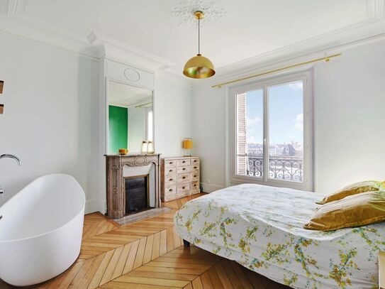 Magnificent flat located in the 10th district of Paris, surrounded by numerous shops and means of transport.