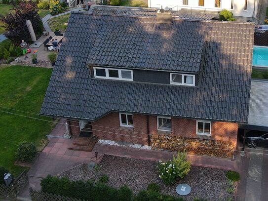 Haus im Grünen umgeben von Wald und Wasser