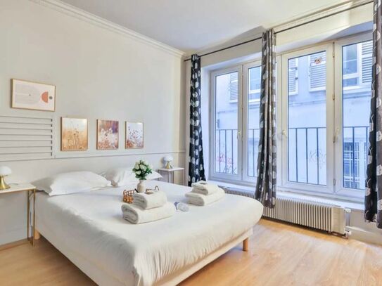 Escape to the city in this charming 63m2 flat in the authentic Petites Écuries district.