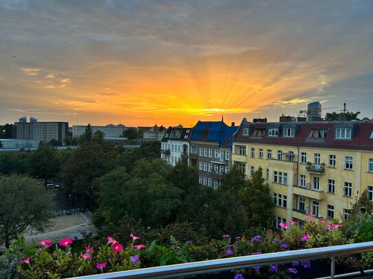 Möbliertes Schlafzimmer in einem „möchte gerne Penthouse“ Wohnung im Ostkreuz/Boxi-Kiez mit Reinigung