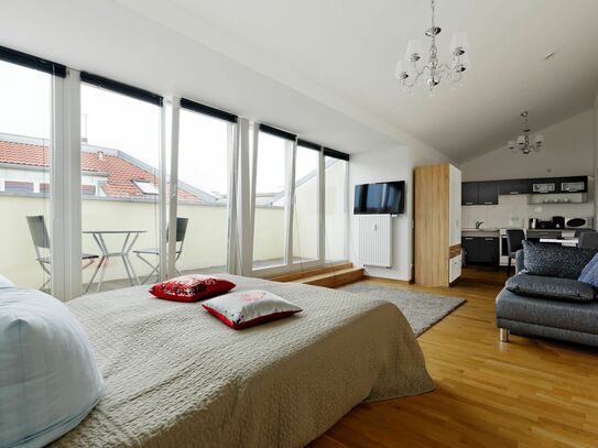 Penthouse Studio mit sonniger Terrasse in Mitte