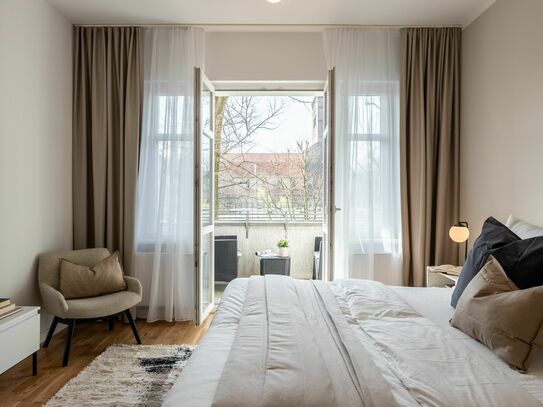 Renoviertes, zeitgenössisches 3-Zimmer-Apartment mit Balkon in Neukölln