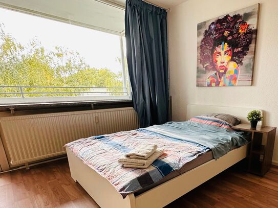 Voll möbliertes sonniges Studio mit Parking, Balkon und ausgestatteter Küche in Bonn