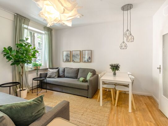 Fashionable & cozy apartment conveniently located (close to beaches, train station, exhibition center)