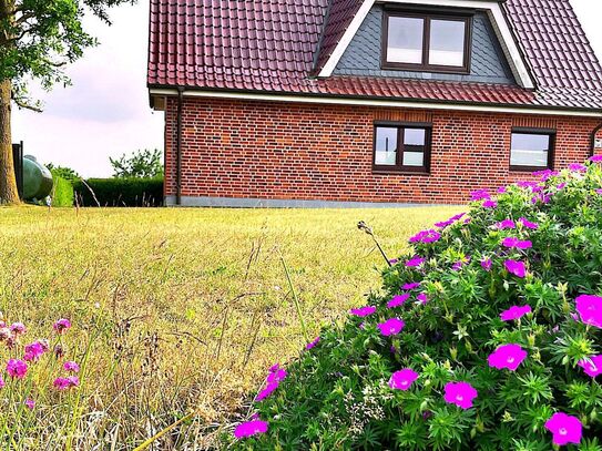 Modernes und stilvoll renoviertes Einfamilienhaus in Strandnähe mit großem Grundstück und Außenküche