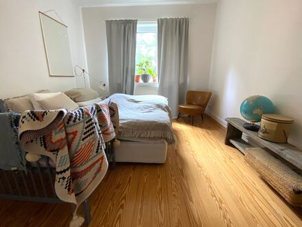 Gemütliche Wohnung mit Süd-Balkon im 1. OG in Ottensen | Comfortable apartment with south-facing balcony on the 1st flo…