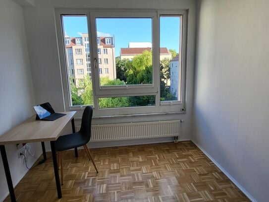 Sunny, quiet and green 2-room apartment in Weißensee, Berlin (Komponistenviertel)