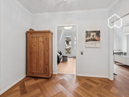 High-quality renovated old building apartment in one of the most beautiful avenues in Cologne in a quiet location.