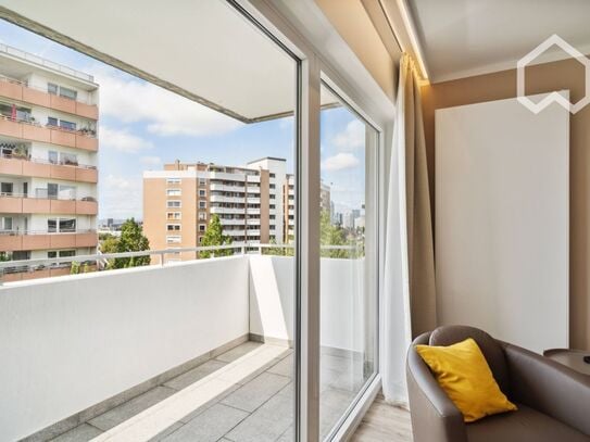 Bright, Freshly Renovated 1 Bedroom Apartment With Balcony Over the Roofs of Frankfurt