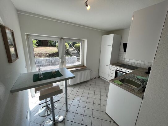 vollmöblierte Souterrain Wohnung mit großer Terrasse