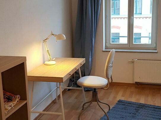 Neu möblierte lichtdurchflutete Zimmer im Stuckaltbau in Leipzig-Schönefeld