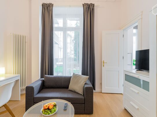 Lichtdurchflutetes & Modernes Studio mit Grüner Terrasse in Zentraler Lage