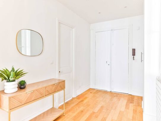 Modern and spacious 110m2 flat located at the foot of the Moulin Rouge and 5 minutes' walk from Montmartre village