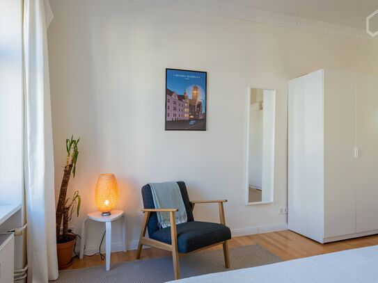 Stylish, comfortable bright altbau in the heart of Neukolln