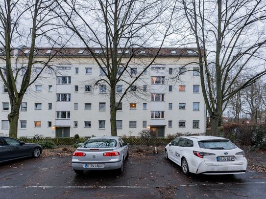 Exclusive city living in Berlin-Neukölln: Elegant 3-room flat with balcony and urban flair