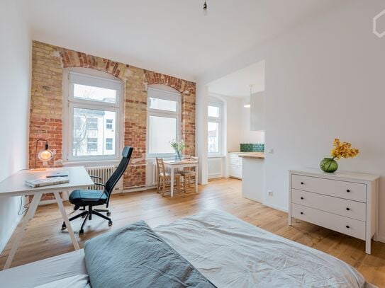 Bright and freshly renovated studio apartment with balcony in Neukölln