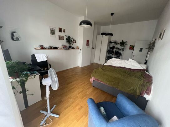 22m2, 112m2, Zimmer mit Balkon in lebendiger, geräumiger WG in Friederichshain