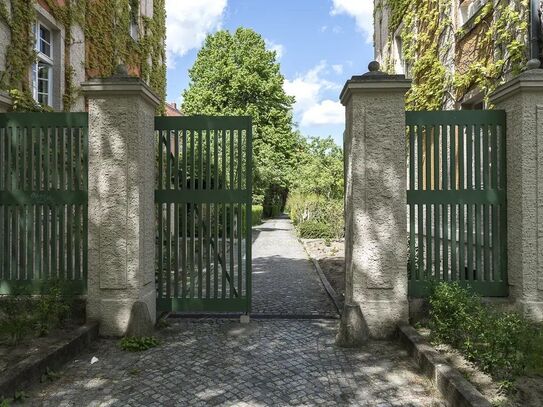 Spacious apartment with garden and fireplace in a Prussian cultural monument near Freie Universität (Dahlem-Zehlendorf)