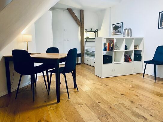 Great, wonderful attic studio apartment located in Reuterkiez Neukölln