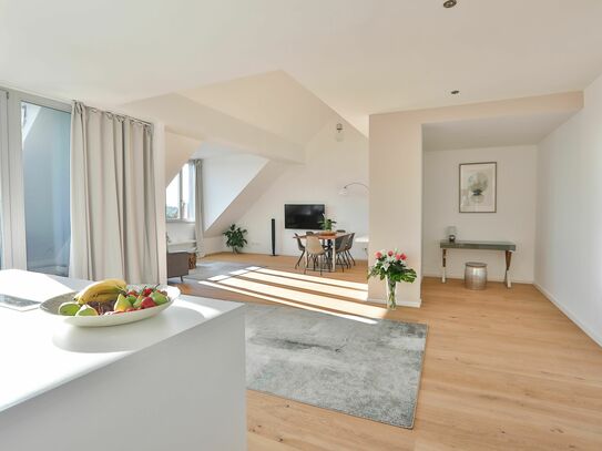 Lichtdurchflutetes Luxus-Apartment mit Designermöbeln und Terrasse in Charlottenburg