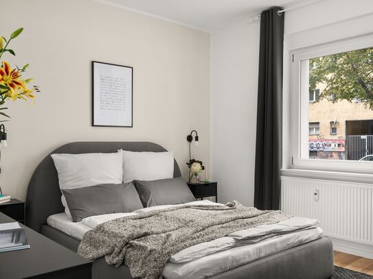 Durchdacht gestaltete moderne Wohnung mit einem Schlafzimmer, Wohnzimmer und Arbeitsbereich in Neukölln