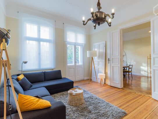 Boxhagener Platz: beautiful art-nouveau flat on market square