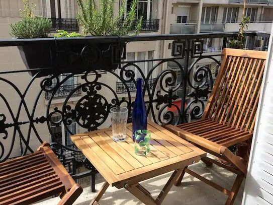 Typical Parisian apartment close to Montmartre