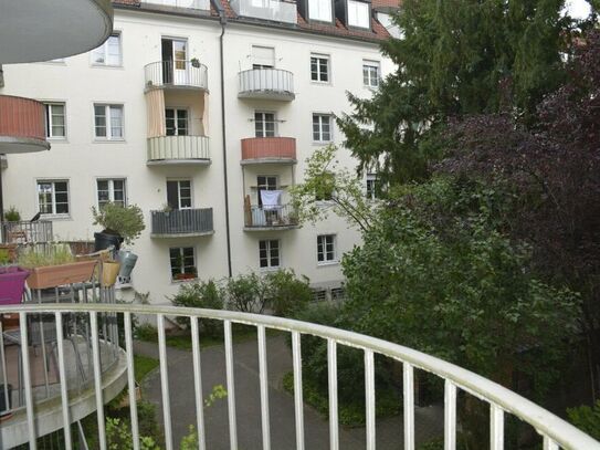 Centrally located 2,5 room old building apartment with charm in Schwabing