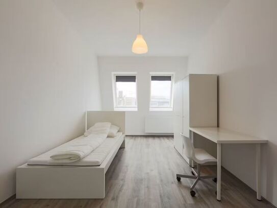 Einfaches, gemütliches Zimmer am Kottbusser Damm in Berlin