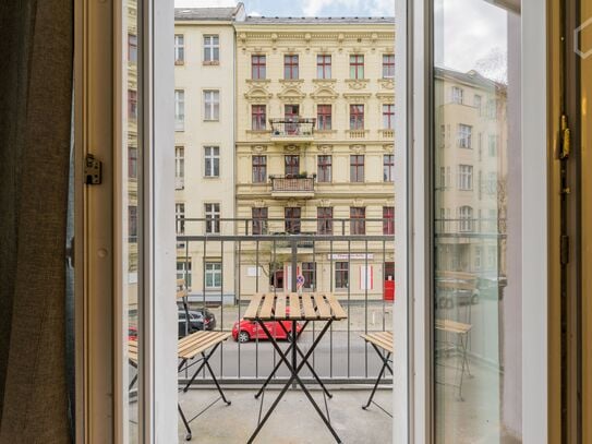 Bright old building flat with balcony in Schöneberg