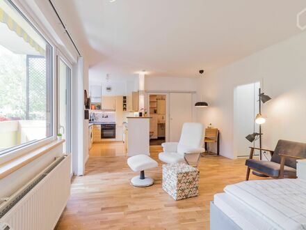 Schönes, helles Apartment mit großem Balkon in ruhiger Lage