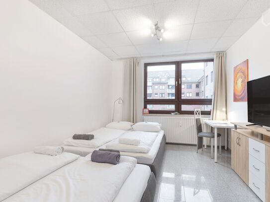 Cute studio close to airport - 20 min by subway to citycenter