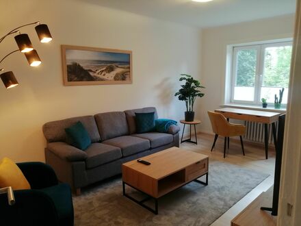 Zentralgelegene, ruhige 2-Zimmerwohnung mit Wasserblick | Centrally located, quiet 2-room apartment with water view