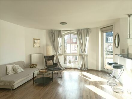 Elegantes Apartment mit Balkon, Skylineblick & Carport
