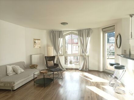Elegantes Apartment mit Balkon, Skylineblick & Carport | Elegant apartment with balcony, skyline view, and carport