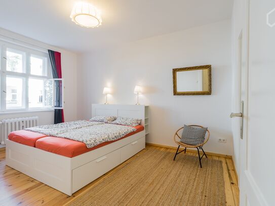 Ideal for the small family - 300 meters from the Schöneberg Volkspark, bright, beautiful apartment with 3 rooms & balco…