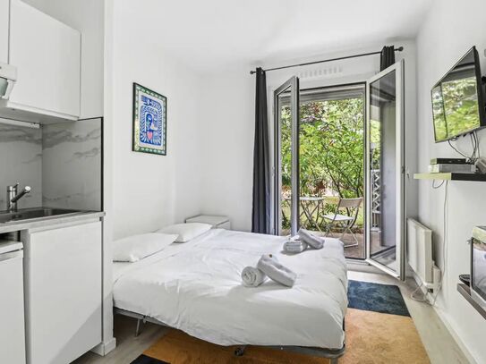 Charming Ground Floor Studio with Terrace and Garden View in Neuilly-sur-Seine