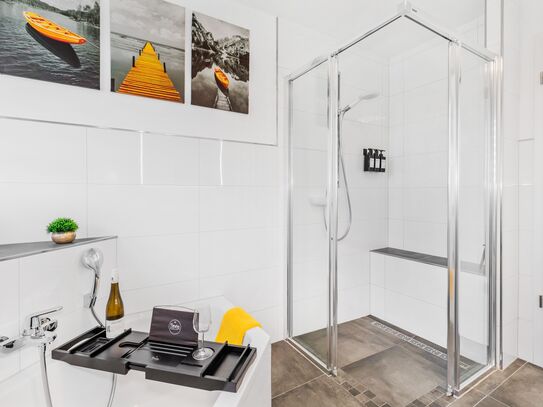 CozyQuarter: Design Suite with Workstation & Parking | Near: Bonn & airport