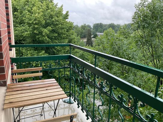 Furnished room with south-facing balcony and Elbe view in a shared flat in a historic residential complex!