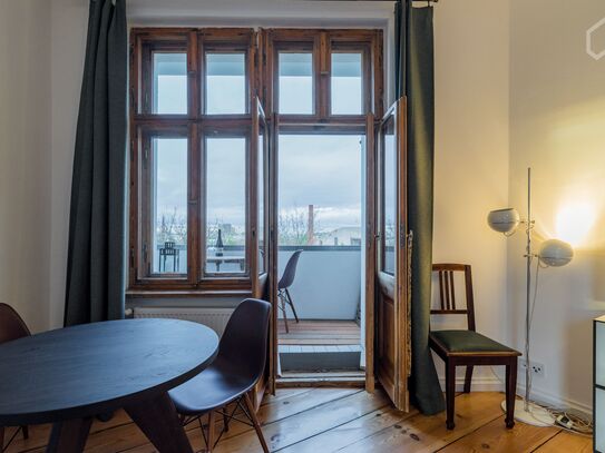 Schöneberg: bright, cozy apartment with loggia, view of Berlin and communal roof terrace