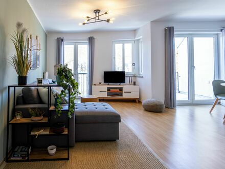 Design Apartment mit Balkon & TG-Stellplatz | 2 Zimmer | Arbeitsplatz | Netflix | King-Size Bett | Kaffee + Tee