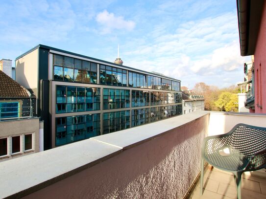 Bright apartment with balcony near Friesenplatz