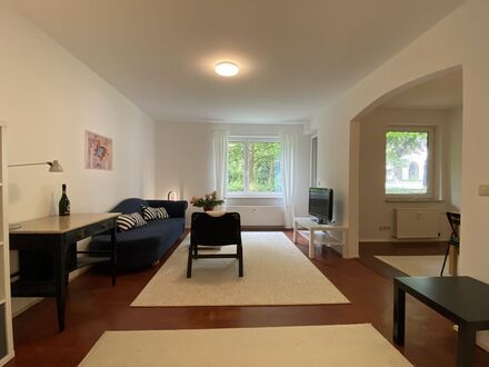 Sonnige, modern möblierte Wohnung mit großem West-Balkon, EG, Ost-West Orientierung | Sunny, modern furnished apartment…
