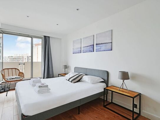 Newly renovated flat on the 10th floor with a panoramic view, bright, equipped and spacious