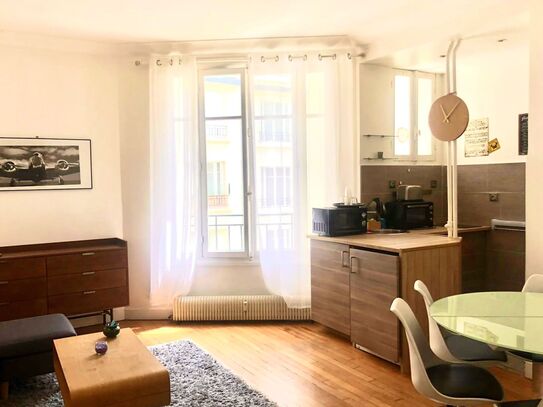 Ideally located flat, perfect pied-à-terre for any professional or student looking for accommodation.