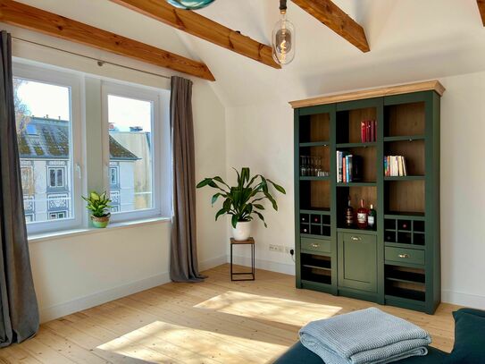 Sunny, core renovated apartment in the heart of Hamburg Blankenese