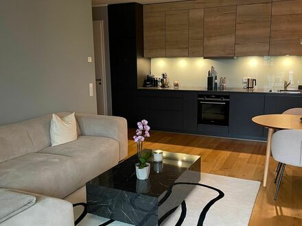 Neues Apartment mit Balkon, designer Küche und Tiefgaragenstellplatz in bester Lage | Brand new apartment with balcony,…