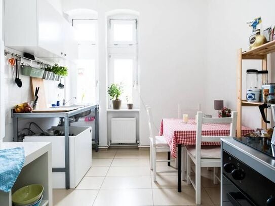 Bright, cozy ´altbau´ with balcony in Wedding