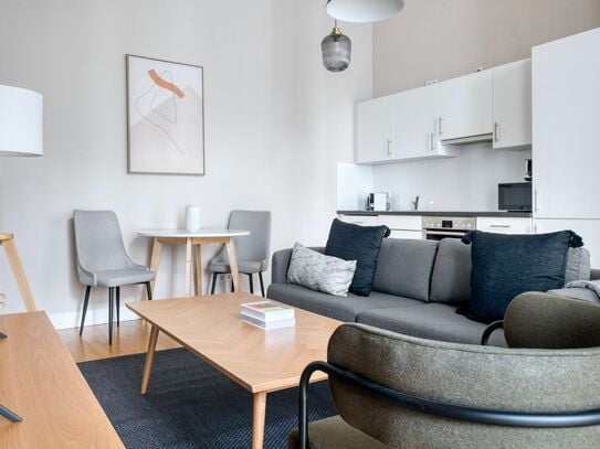 Mitte 1br w/ elevator, nr Friedrichstraße