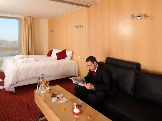 Lieusaint - Stylish Executive Suite near Orly Airport: Relax, Dine, and Explore